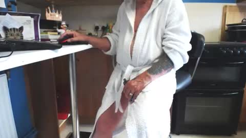 honeymaster290 online show from 10/14/25, 01:56