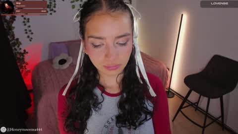 Snapshot of honeymoontea chatting on 01/11/25, 04:16 online show from 01/11/25, 04:16