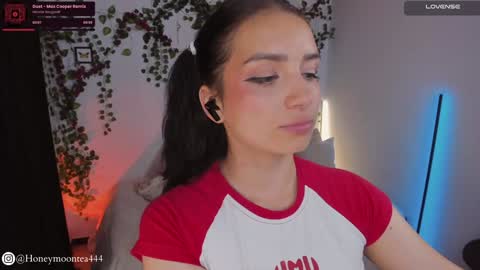 Snapshot of honeymoontea chatting on 02/04/25, 09:52 online show from 02/04/25, 09:52