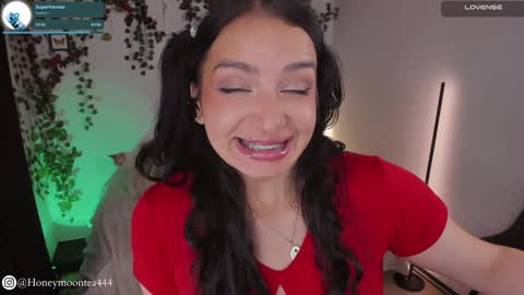 Snapshot of honeymoontea chatting on 02/06/25, 12:22 online show from 02/06/25, 12:22