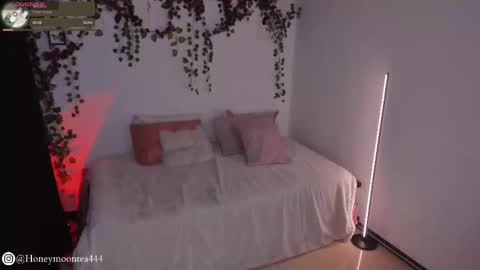 Snapshot of honeymoontea chatting on 02/24/25, 10:14 online show from 02/24/25, 10:14