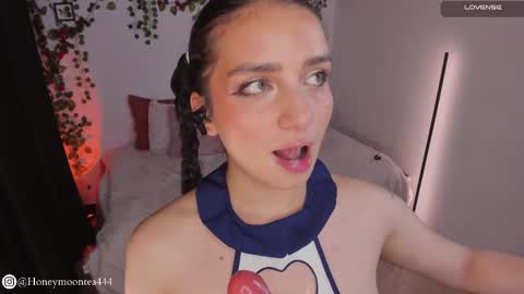 Snapshot of honeymoontea chatting on 02/25/25, 11:44 online show from 02/25/25, 11:44