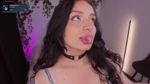 Snapshot of honeymoontea chatting on 03/11/25, 10:31 online show from 03/11/25, 10:31