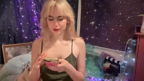 Snapshot of honeyxlimbed chatting on 02/09/25, 03:53 Emi Rose online show from 02/09/25, 03:53