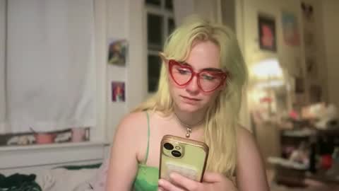 Snapshot of honeyxlimbed chatting on 09/26/25, 07:34 Emi Rose online show from 09/26/25, 07:34