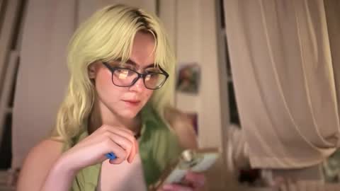 Snapshot of honeyxlimbed chatting on 11/27/25, 01:51 Emi Rose online show from 11/27/25, 01:51