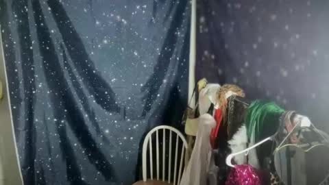 Snapshot of honeyxlimbed chatting on 11/27/25, 09:17 Emi Rose online show from 11/27/25, 09:17