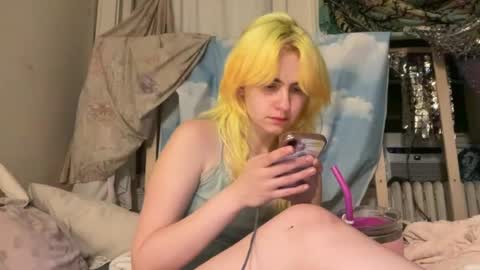 Snapshot of honeyxlimbed chatting on 06/19/26, 04:50 Emi Rose online show from 06/19/26, 04:50