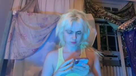 Snapshot of honeyxlimbed chatting on 07/15/26, 06:18 Emi Rose online show from 07/15/26, 06:18