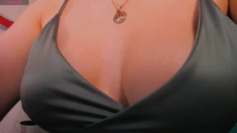 Snapshot of honeyyy_bunny chatting on 12/14/24, 12:12 the perfectgirl online show from 12/14/24, 12:12