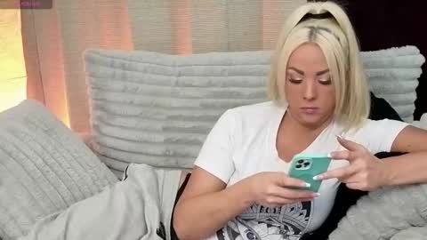 Snapshot of hopedayleexo chatting on 10/19/25, 09:15 Hope Daylee online show from 10/19/25, 09:15