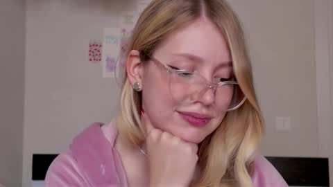 Snapshot of horney_audrey chatting on 10/28/25, 02:59 Audrey online show from 10/28/25, 02:59