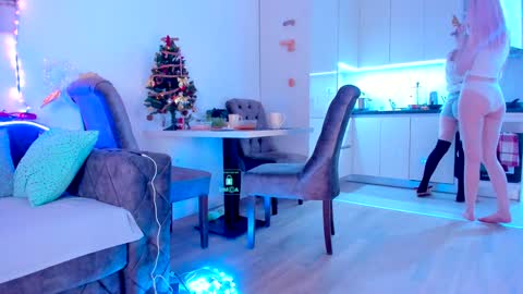 Snapshot of hornybunnys chatting on 12/22/24, 10:04 Alex and Rosie online show from 12/22/24, 10:04