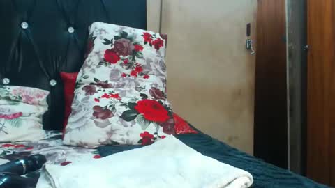 hornysnowie23x online show from 09/20/25, 12:11