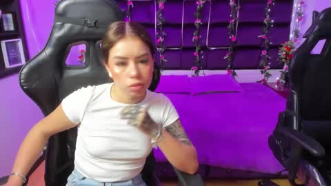 Snapshot of hornyy_mom chatting on 02/05/25, 12:17 hornyy mom online show from 02/05/25, 12:17