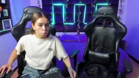 Snapshot of hornyy_mom chatting on 02/08/25, 01:44 hornyy mom online show from 02/08/25, 01:44