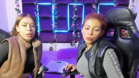 Snapshot of hornyy_mom chatting on 02/15/25, 12:33 hornyy mom online show from 02/15/25, 12:33