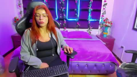 Snapshot of hornyy_mom chatting on 02/25/25, 12:03 hornyy mom online show from 02/25/25, 12:03