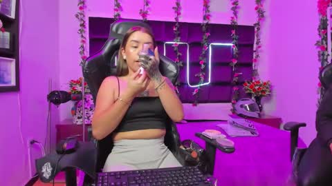 Snapshot of hornyy_mom chatting on 09/13/25, 01:55 hornyy mom online show from 09/13/25, 01:55