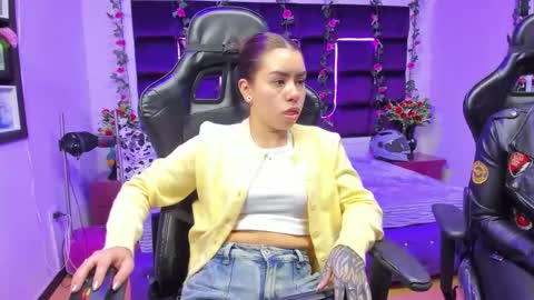 Snapshot of hornyy_mom chatting on 09/20/25, 01:23 hornyy mom online show from 09/20/25, 01:23