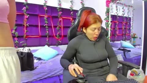 Snapshot of hornyy_mom chatting on 09/23/25, 01:03 hornyy mom online show from 09/23/25, 01:03