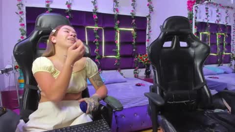 Snapshot of hornyy_mom chatting on 09/26/25, 01:37 hornyy mom online show from 09/26/25, 01:37