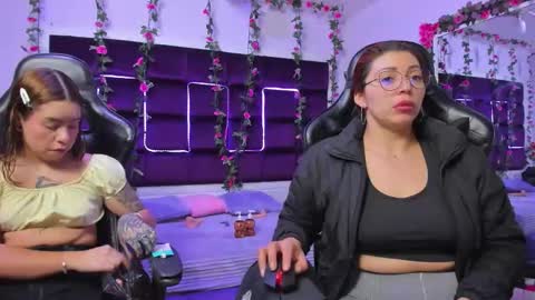 Snapshot of hornyy_mom chatting on 10/22/25, 01:44 hornyy mom online show from 10/22/25, 01:44