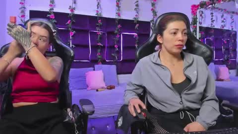 Snapshot of hornyy_mom chatting on 11/12/25, 01:22 hornyy mom online show from 11/12/25, 01:22