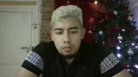 Snapshot of hot2512 chatting on 12/22/25, 12:18 hot2512 online show from 12/22/25, 12:18