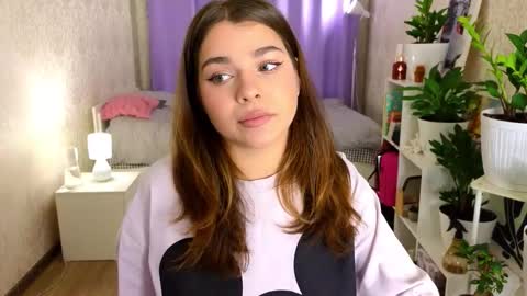 Snapshot of hot_chill__ chatting on 09/30/25, 04:01 LiluCaroline online show from 09/30/25, 04:01