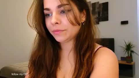 Snapshot of hot_chill__ chatting on 06/16/26, 05:59 LiluCaroline online show from 06/16/26, 05:59
