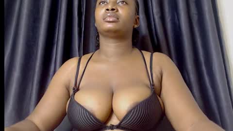 Snapshot of hot_ebonyxxxx chatting on 12/19/25, 04:30 bianca online show from 12/19/25, 04:30