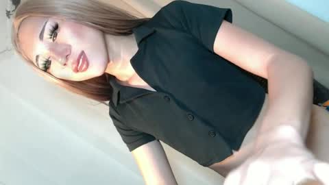 Snapshot of hot_little_angel18 chatting on 06/28/26, 03:23 hot_little_angel18 online show from 06/28/26, 03:23