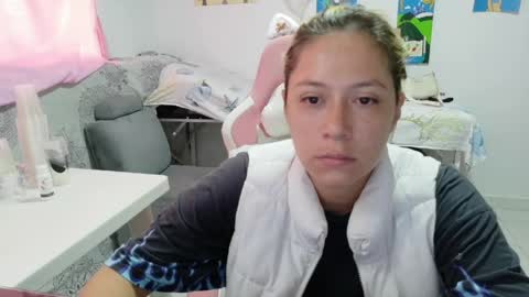 Mia online show from 05/06/26, 03:06