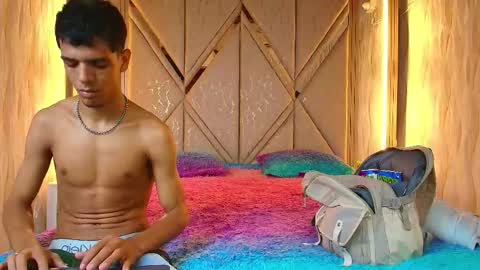 hotcouple_222 online show from 12/04/25, 07:17