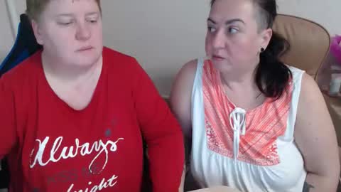 Snapshot of hotfiremommy chatting on 11/27/25, 09:17 LimonkaFire online show from 11/27/25, 09:17