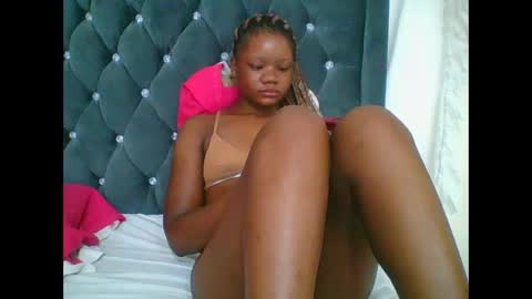 Snapshot of hotjeylee chatting on 01/18/26, 08:23 LOYCE online show from 01/18/26, 08:23