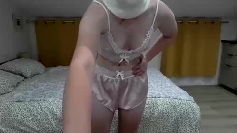 hotluna12 online show from 06/10/26, 07:57