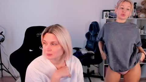 Nessie and Jessie online show from 12/22/25, 11:29