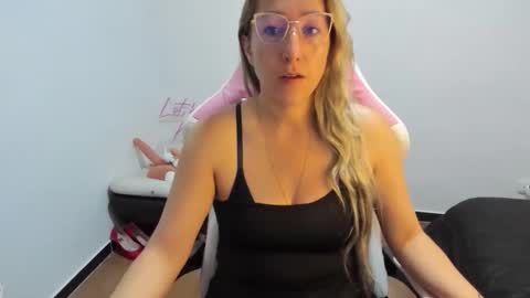 hottychrystal online show from 12/04/25, 11:41