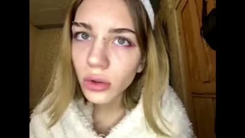 hsiuscherich online show from 12/03/25, 10:02