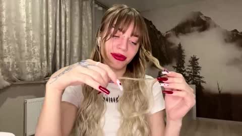 hsiuscherich online show from 12/15/25, 02:10