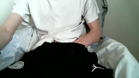 Snapshot of hug_me chatting on 09/12/25, 12:27 Keanu online show from 09/12/25, 12:27