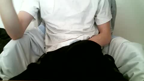 Snapshot of hug_me chatting on 10/06/25, 12:35 Keanu online show from 10/06/25, 12:35