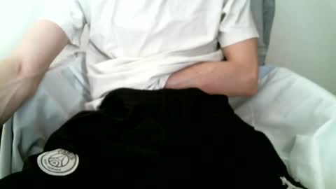 Snapshot of hug_me chatting on 10/07/25, 11:40 Keanu online show from 10/07/25, 11:40