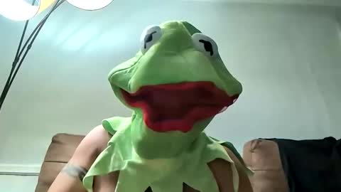 Snapshot of hungitalian40 chatting on 11/01/25, 07:32 hungitalian40 online show from 11/01/25, 07:32