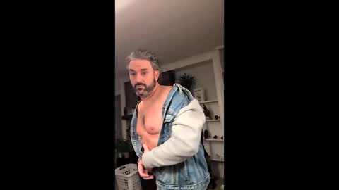 Snapshot of hungitalian40 chatting on 12/18/25, 10:21 hungitalian40 online show from 12/18/25, 10:21