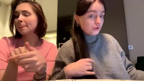 Snapshot of hungry_bunnyyyy chatting on 12/04/24, 09:02 Evelyn online show from 12/04/24, 09:02