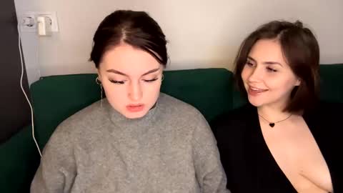 Snapshot of hungry_bunnyyyy chatting on 12/10/24, 10:37 Evelyn online show from 12/10/24, 10:37