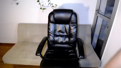 Snapshot of hunkyneighbor chatting on 12/18/24, 10:35 leo online show from 12/18/24, 10:35